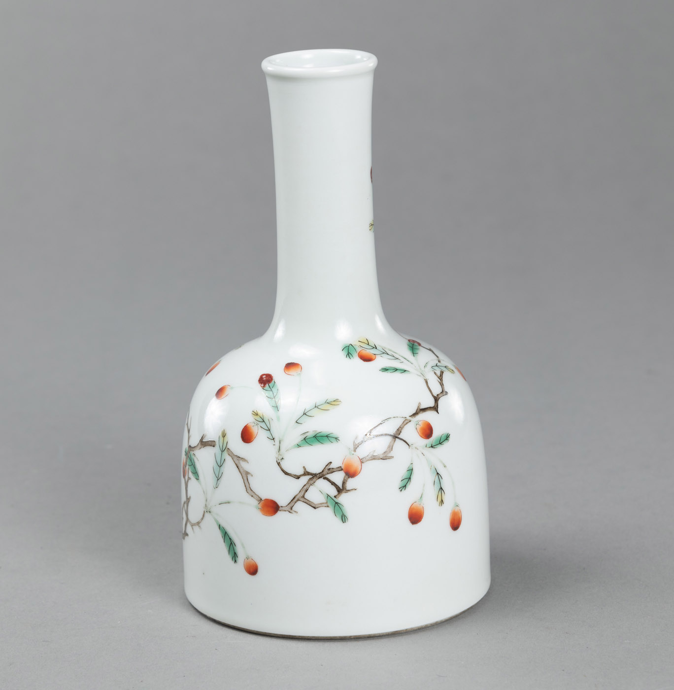 <b>Porzellanvase in Schlegelform mit 'Famille rose'-Dekor von Goji-Zweigen und Schmetterlingen</b>