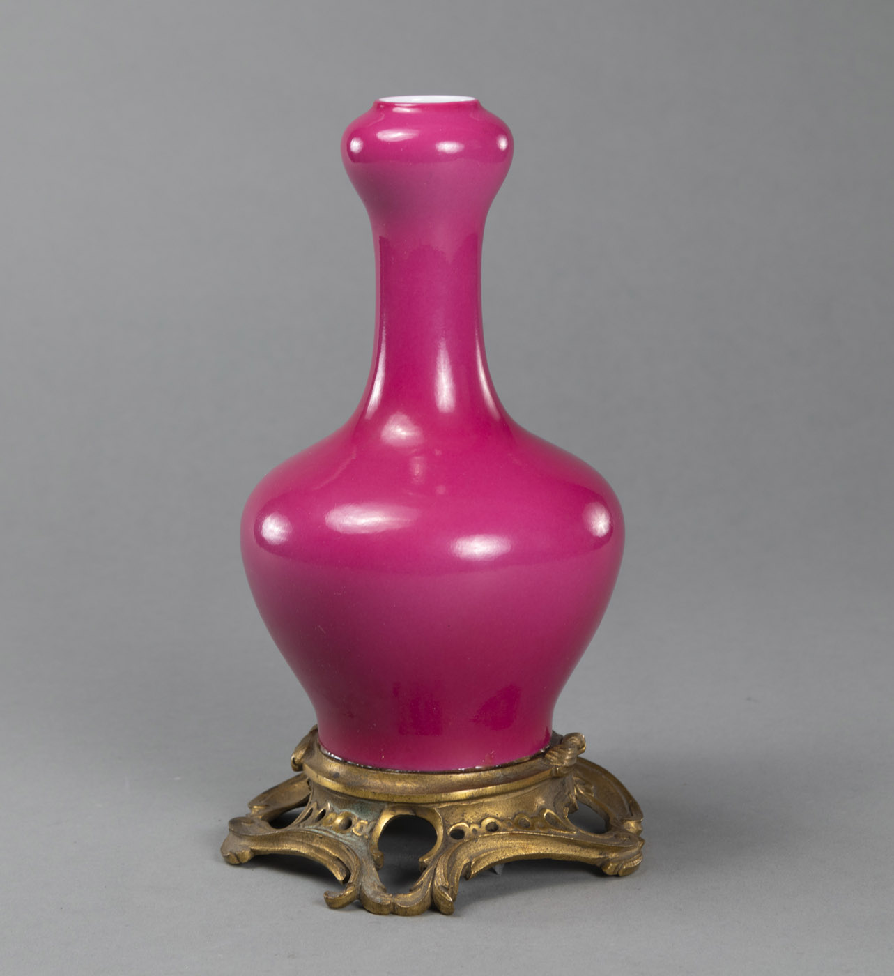 <b>Puce-glasierte Knoblauchkopfvase aus Porzellan mit Ormolu-Stand</b>