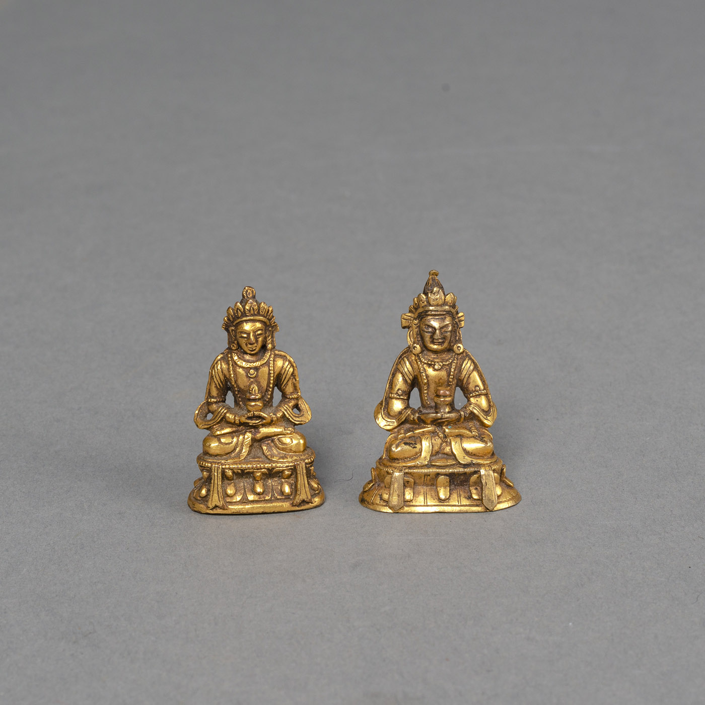 <b>Zwei feuervergoldete Miniaturbronzen des Amitayus</b>
