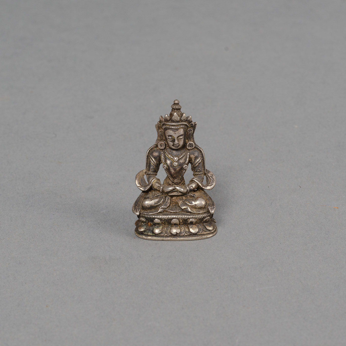 <b>A MINIATURE BRONZE FIGURE OF AMITAYUS</b>