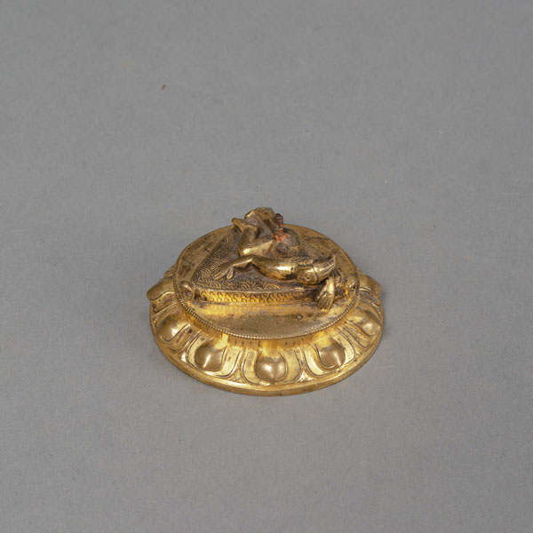 <b>A CIRCULAR GILT-BRONZE LOTUS BASE</b>