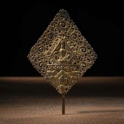 <b>Altaremblem aus Bronze mit Phurbu-Darstellung in Relief</b>