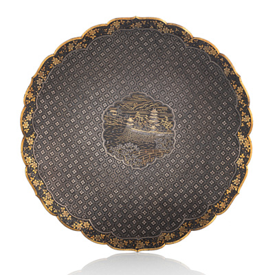 <b>Komai-Teller aus Eisen in Blütenform mit zentraler Reserve einer Festungsanlage in Gold und Silber fein tauschiert</b>