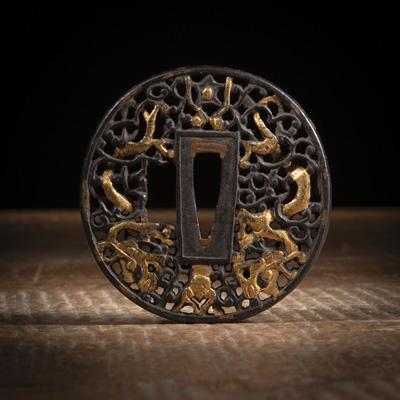 <b>Marugata-Tsuba im Namban-Stil mit Drachen in Gold tauschiert</b>