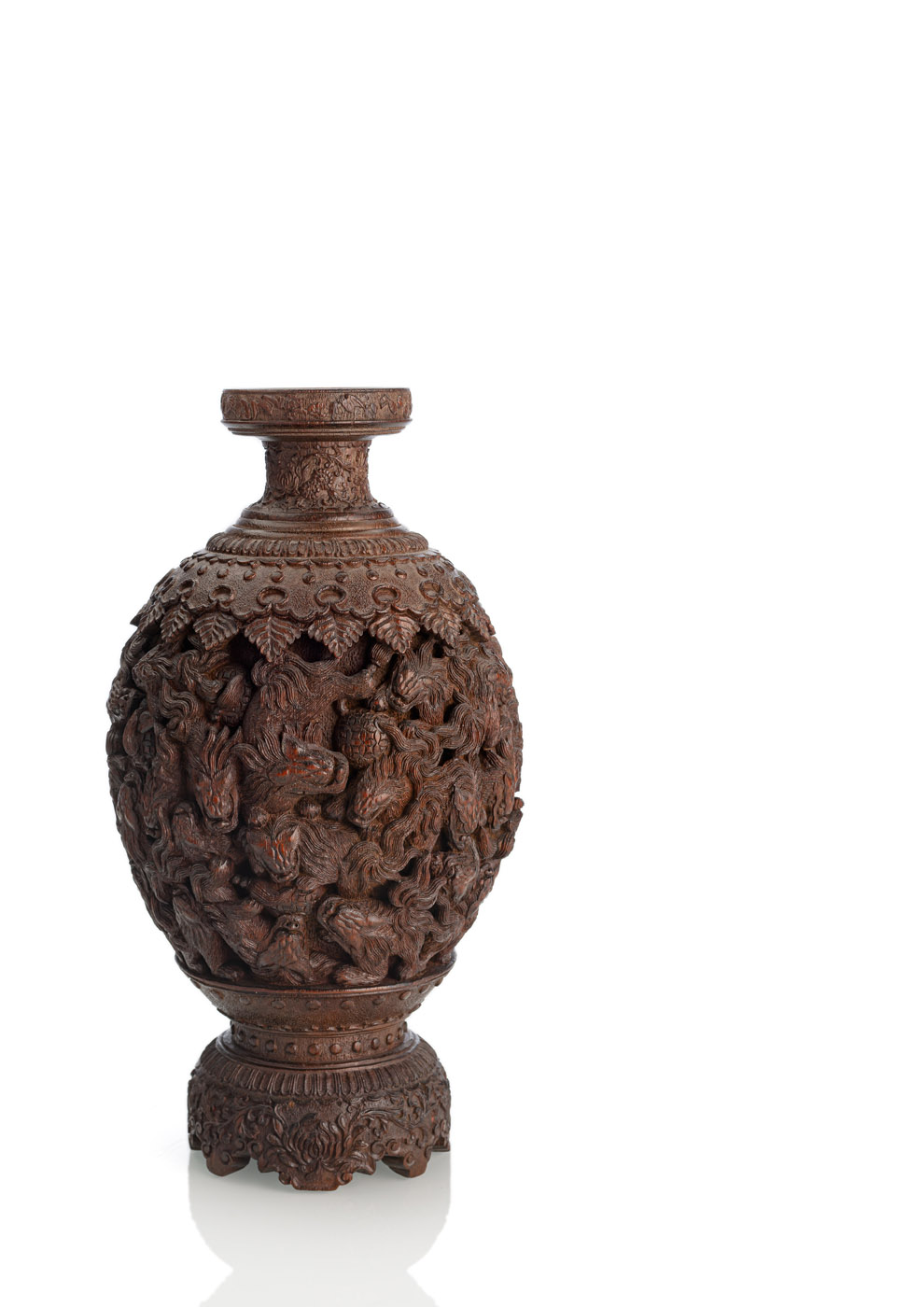 <b>Exzellente Vase aus dunkelbraunem Holz mit Dekor von spielenden Löwen</b>