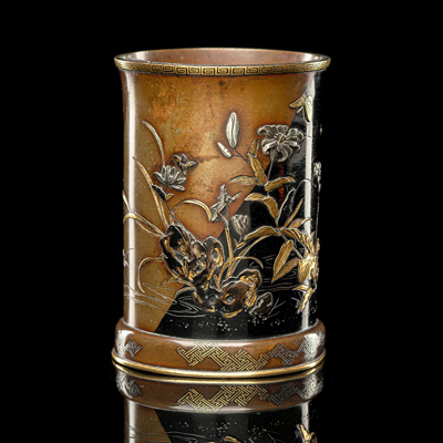 <b>Feiner zylindrischer Pinselbecher aus Bronze in verschiedenen Metall-Techniken mit Blüten und Insekten dekoriert</b>