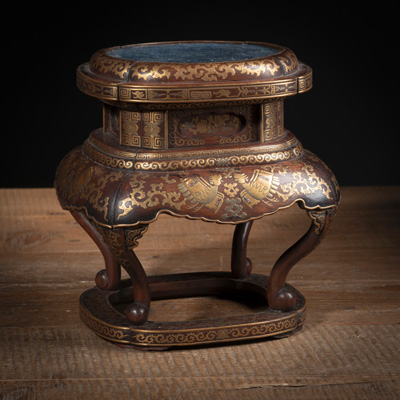 <b>A FINE CARVED WOOD STAND WITH GOLD LACQUER DECORATION</b>