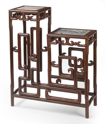 <b>Zweistufiger Holzstand mit eingelegten sog. 'Dreamstone'-Platten</b>