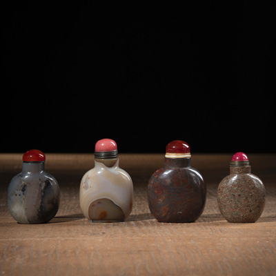 <b>Vier Snuffbottles aus Achat und anderem Stein</b>