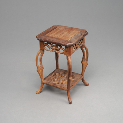 <b>Quadratischer kleiner Vasenstand aus Holz</b>