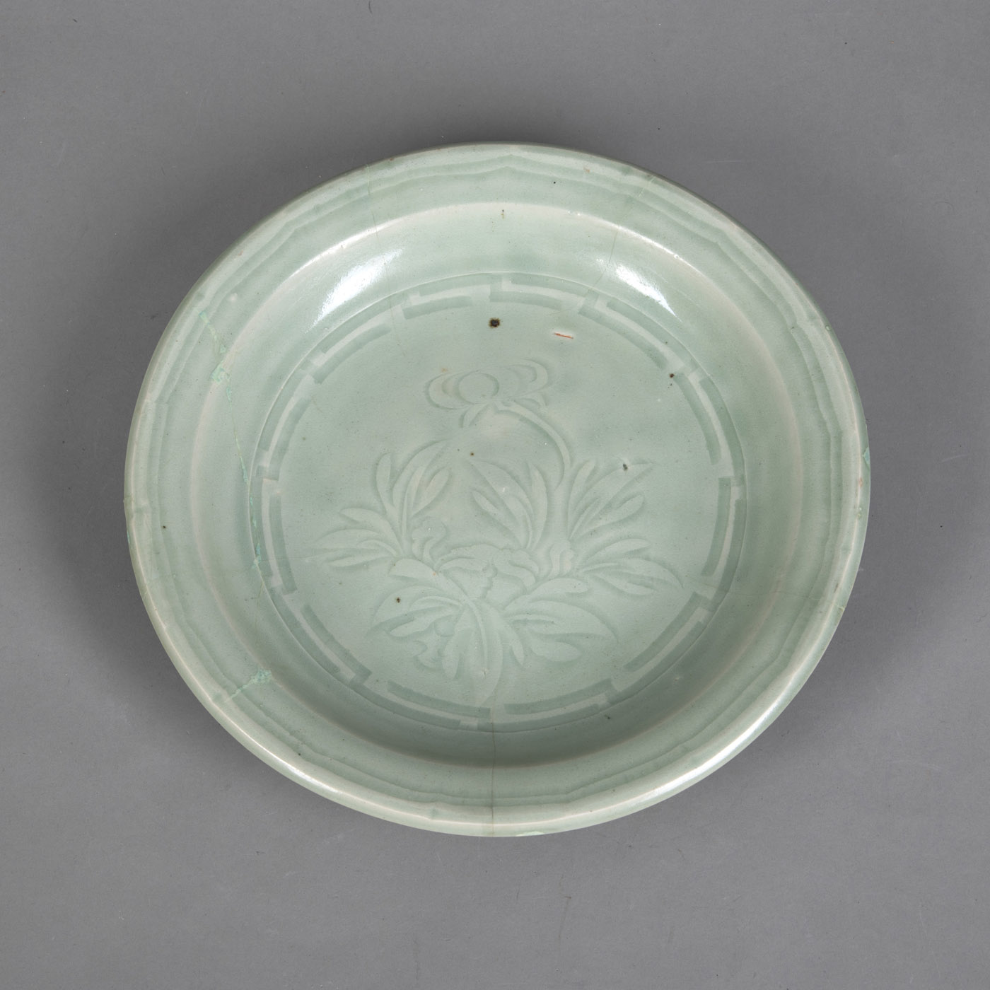 <b>Große Longquan Seladonplatte mit eingeschnittenem Floraldekor</b>