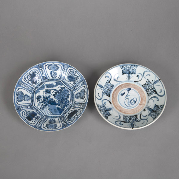 <b>A UNDERGLAZE BLUE KRAAK DISH AND A EXPORT 'FU' CHARACTER DISH</b>