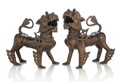 <b>A PAIR OF BRONZE TEMPLE LIONS</b>