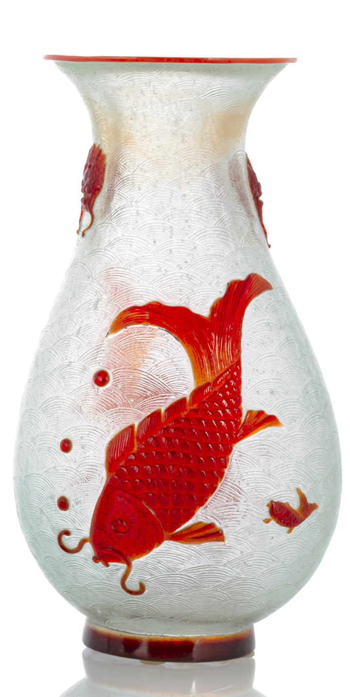 <b>Vase aus transparentem Pekinggglas mit gravierten Wellenmuster und zwei Karpfen in rotem Überfang</b>