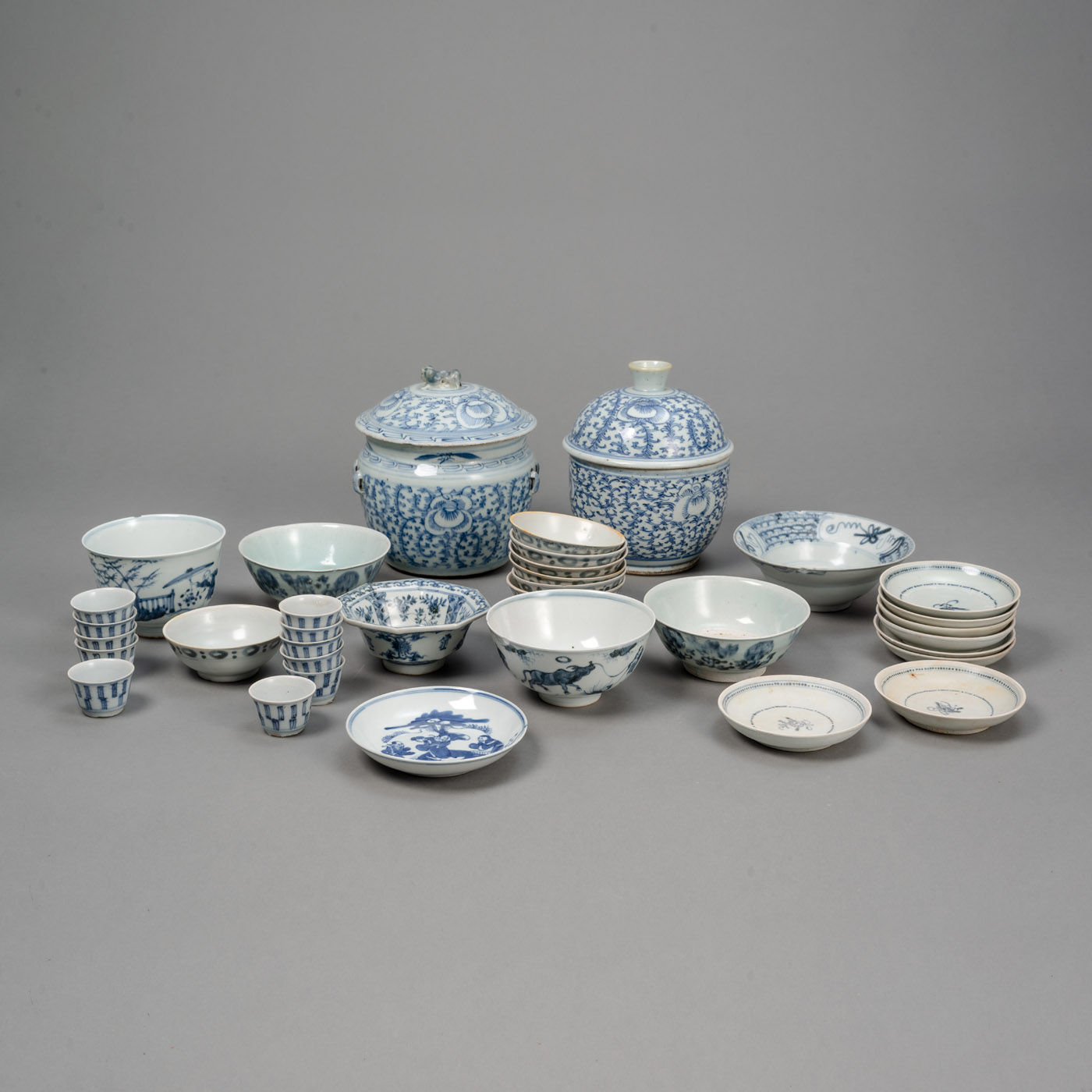 <b>A GROUP OF 35 PIECES OF BLUE AND WHITE PORCELAIN, I.A. TEK SING CUPS AND SAUCERS, LIDDED BOXES</b>