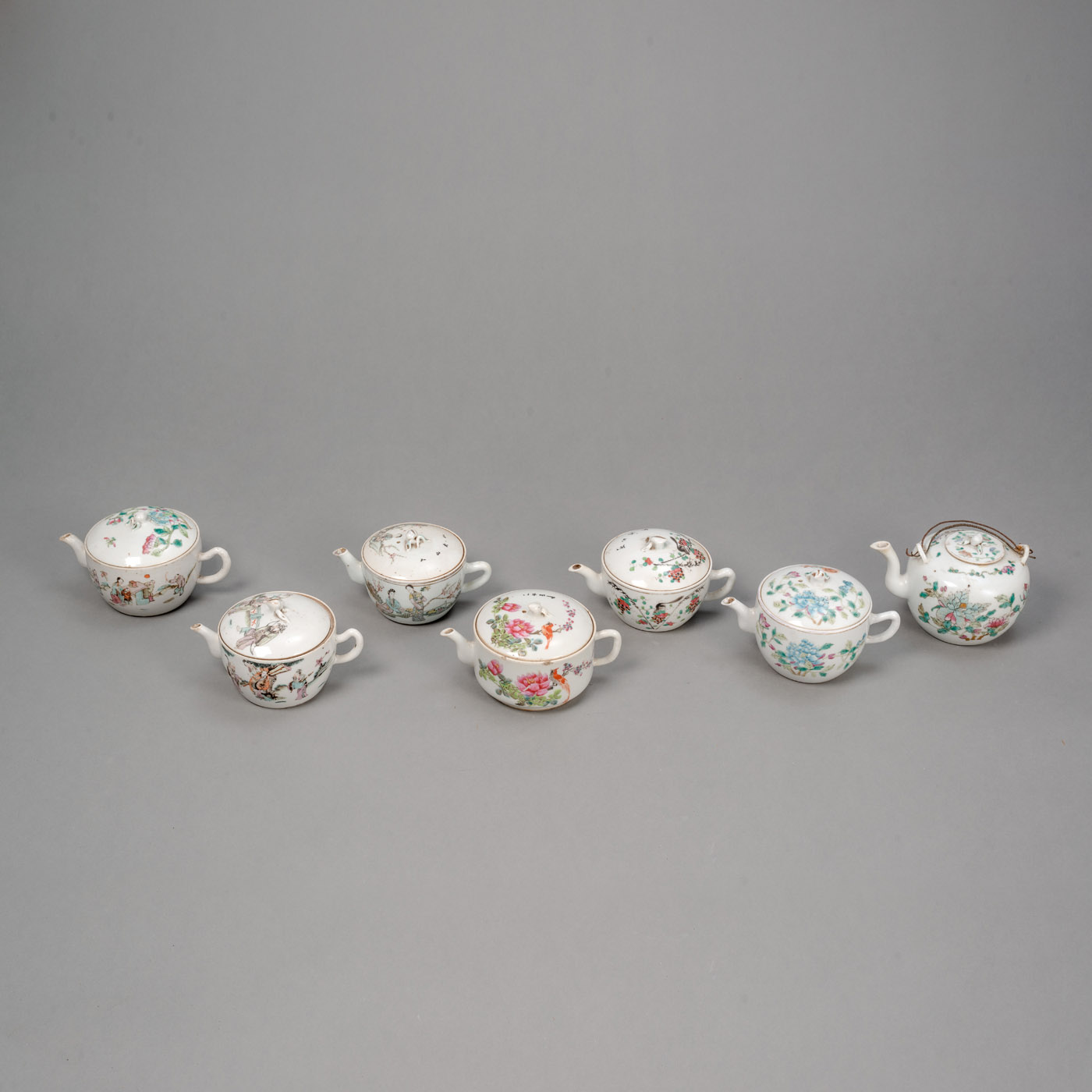 <b>Sieben 'Famille rose'-Teekannen aus Porzellan</b>