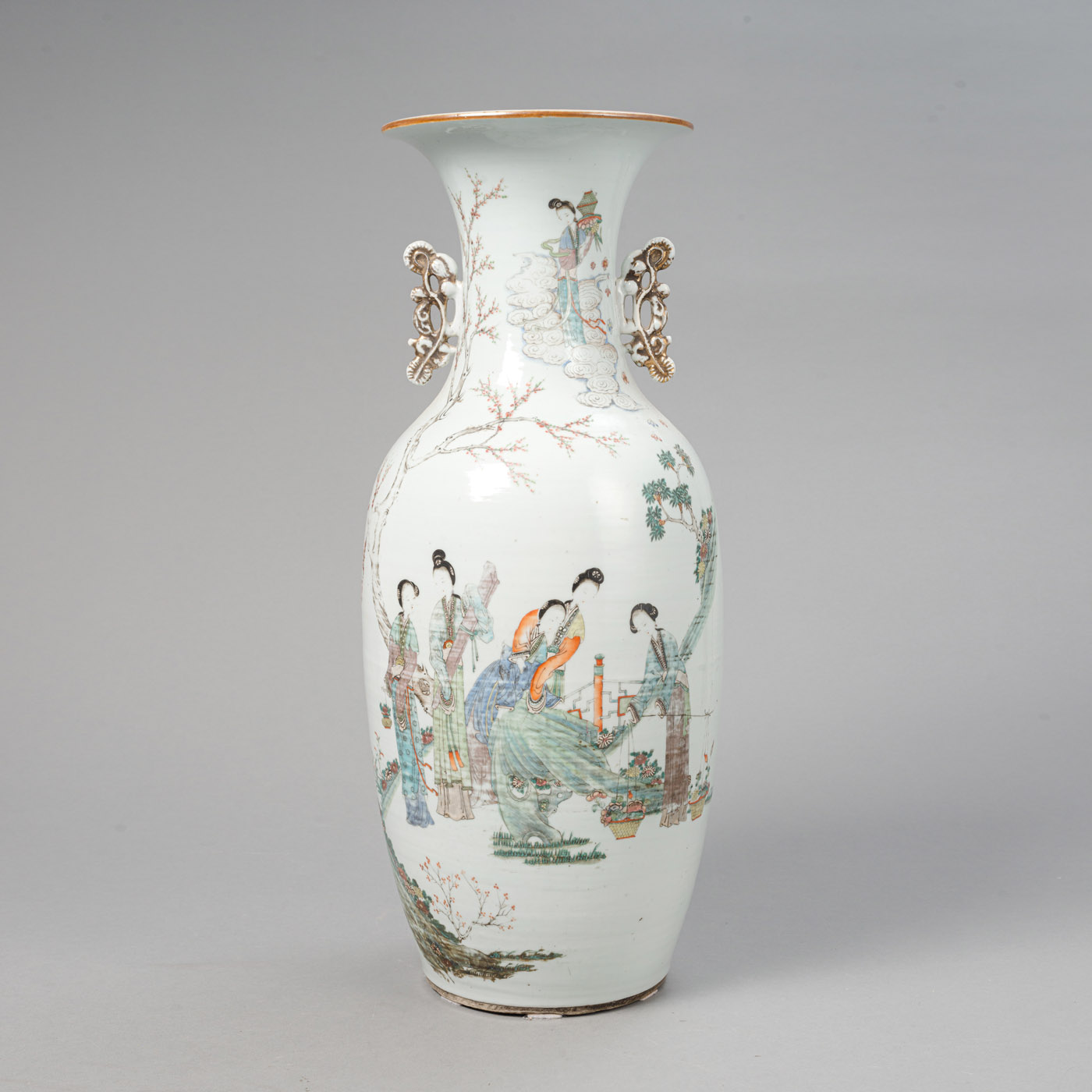 <b>'Famille rose'-Balustervase mit Dekor von Damen im Garten und Aufschrift</b>