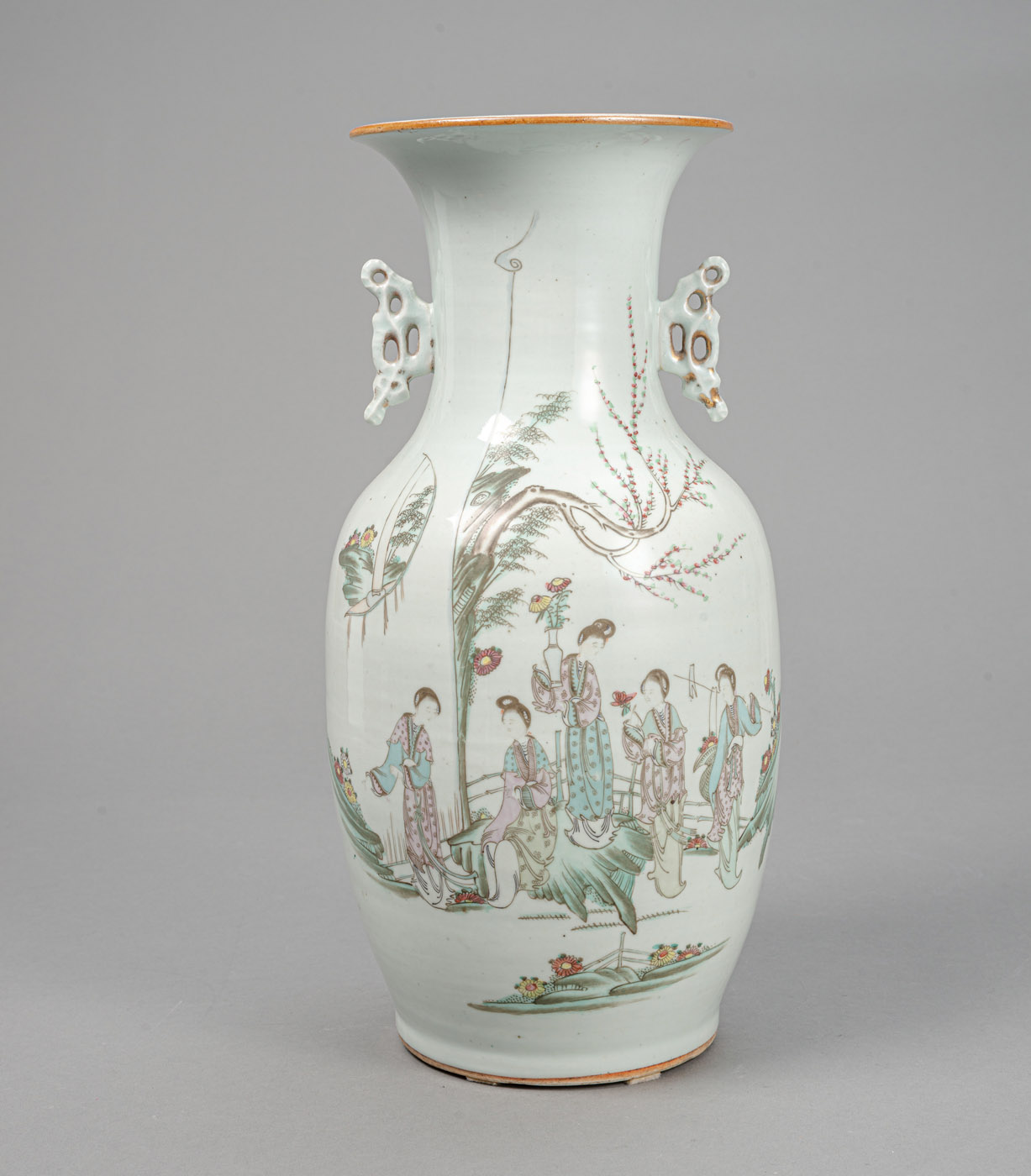 <b>'Famille rose'-Balustervase mit Dekor von Damen im Garten und Aufschrift</b>