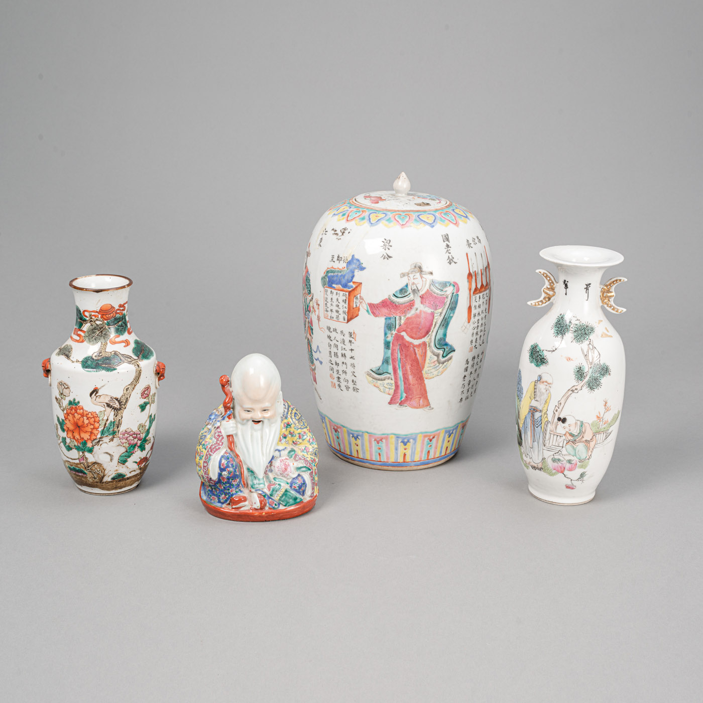 <b>'Wu Shuang Pu'-Deckelvase aus Porzellan mit zwei kleineren 'Famille rose'-Vasen und einem Shoulao</b>