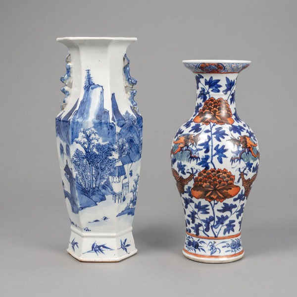 <b>Hexagonale Porzellanvase mit unterglasurblauem Landschaftsdekor und eine Vase mit blau-rotem Drachendekor</b>