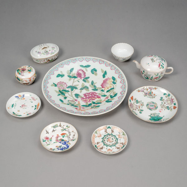 <b>A GROUP OF NINE 'FAMILLE ROSE' PORCELAIN PLATES AND VESSELS</b>