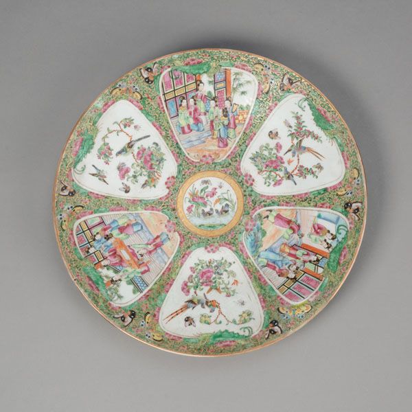 <b>A 'CANTON ROSE' PORCELAIN CHARGER</b>