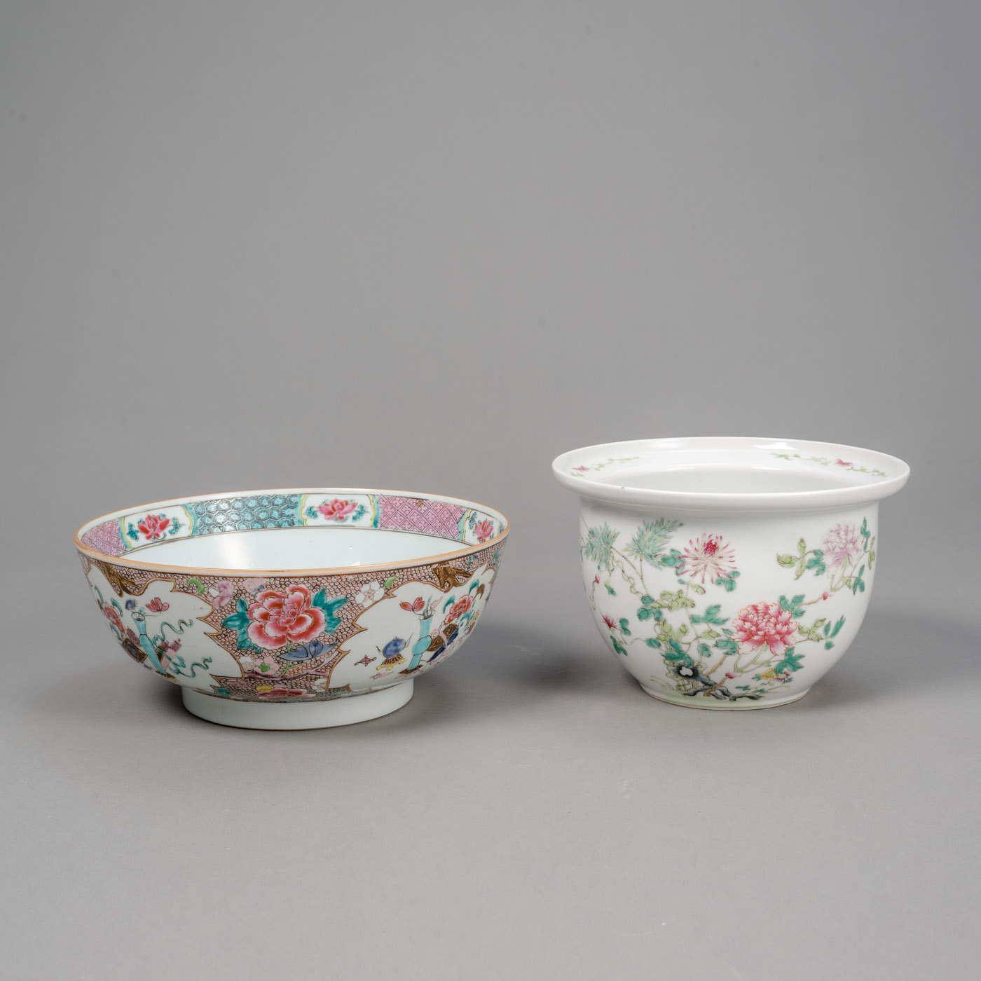 <b>'Famille rose'-Bowlenschüssel aus Porzellan und floral dekorierter Cachepot</b>