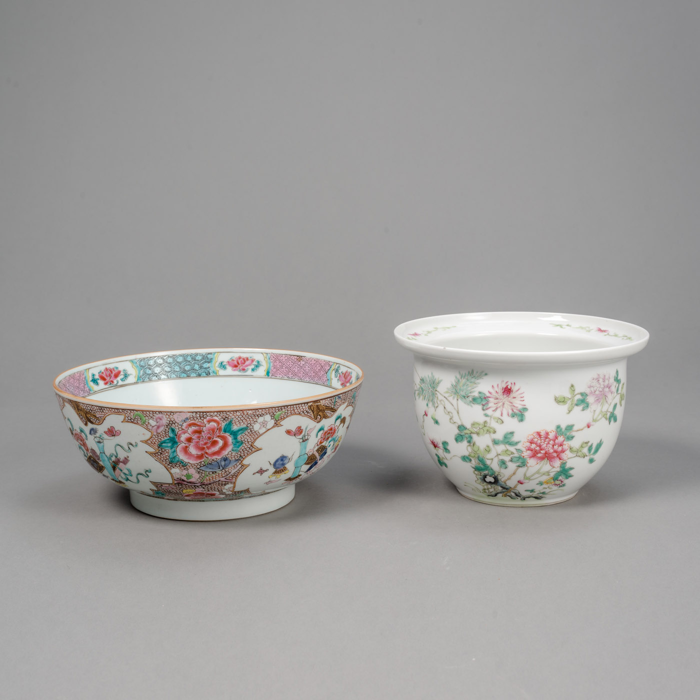 <b>A 'FAMILLE ROSE' PORCELAIN PUNCH BOWL AND A FLORAL JARDINIÈRE</b>