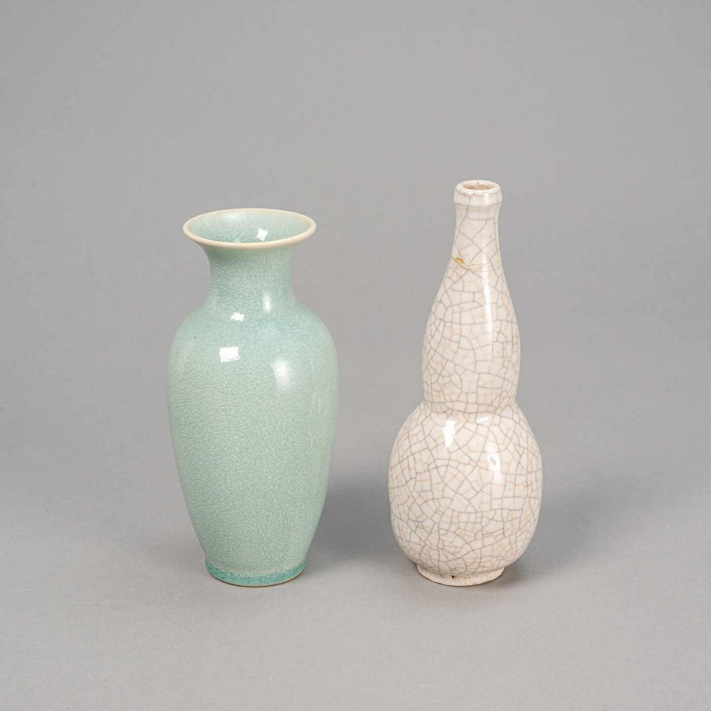 <b>Zwei monochrome Vasen mit krakelierter Glasur</b>