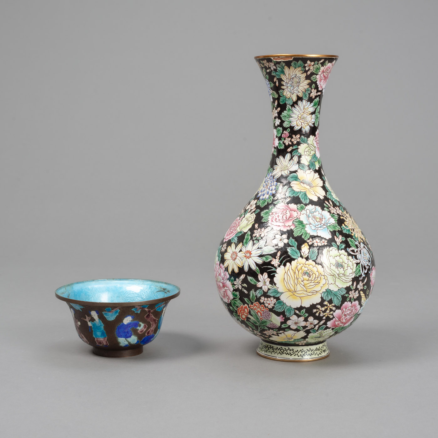 <b>Email-Vase mit 'Mille fleurs'- und kleine Schale mit Figurendekor</b>