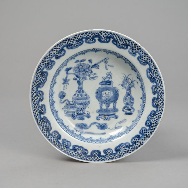 <b>A BLUE AND WHITE ANTIQUITIES PORCELAIN DISH</b>