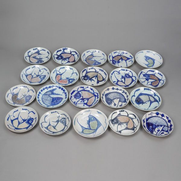 <b>A GROUP OF 20 PORCELAIN FISH DISHES</b>