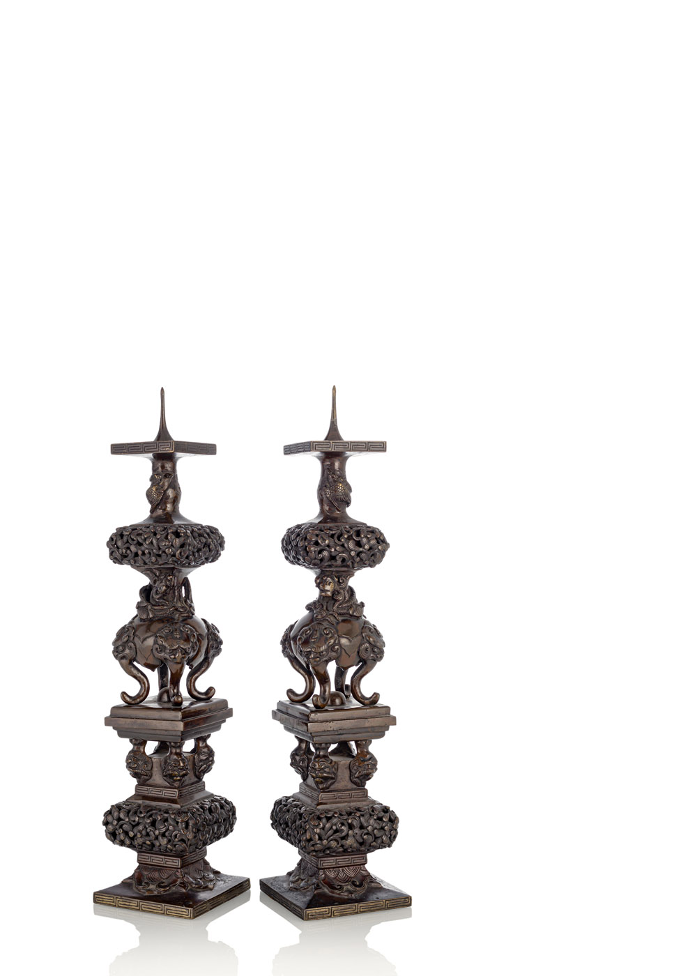 <b>Paar ungewöhnliche Bronzeleuchter mit Drachen und Lotos, Spuren von Vergoldung</b>