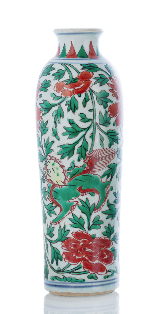 <b>'Wucai'-Vase aus Porzellan mit spielenden Löwen zwischen Rankwerk</b>