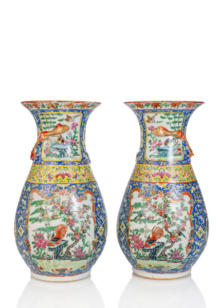 <b>Paar Vasen aus Porzellan mit 'Famille rose'-Dekor und 'Chilong'-Applikationen</b>