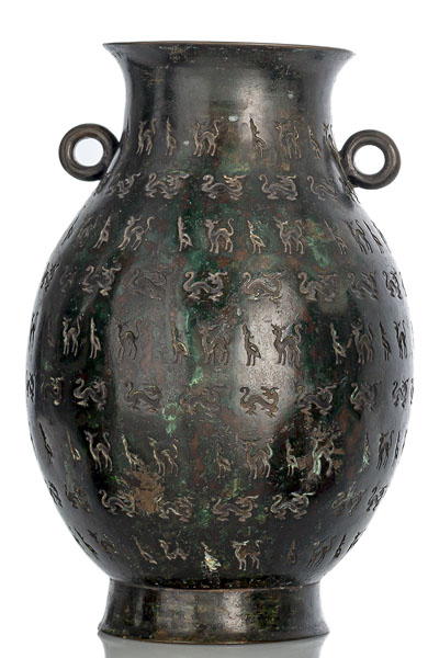 <b>Vase mit Dekor im archaischen Stil, partiell grün patiniert</b>