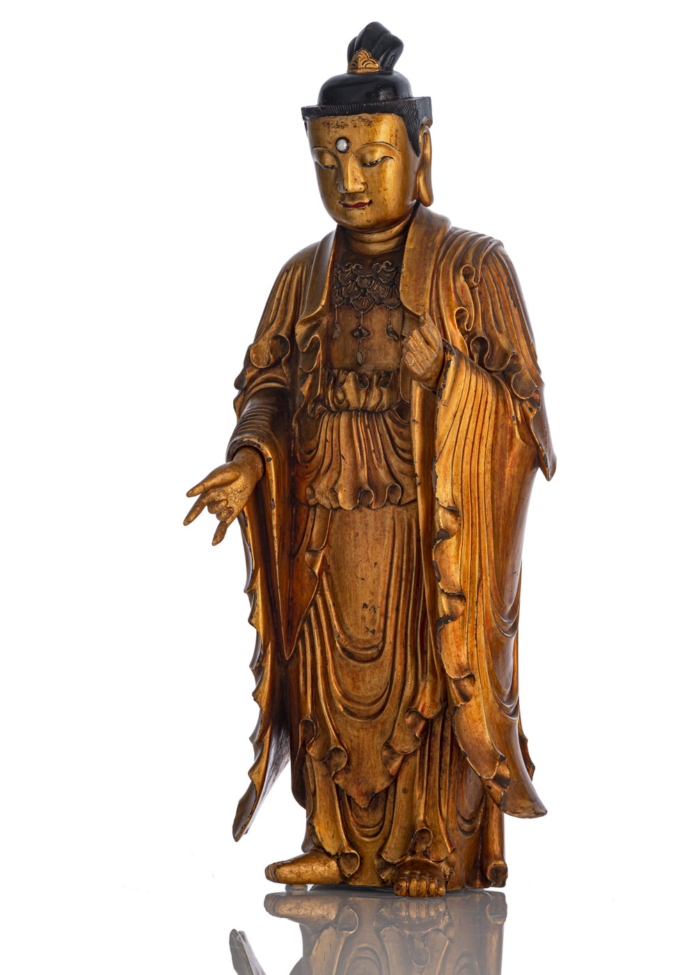 <b>Lackvergoldete Holzfigur eines stehenden Bodhisattva</b>