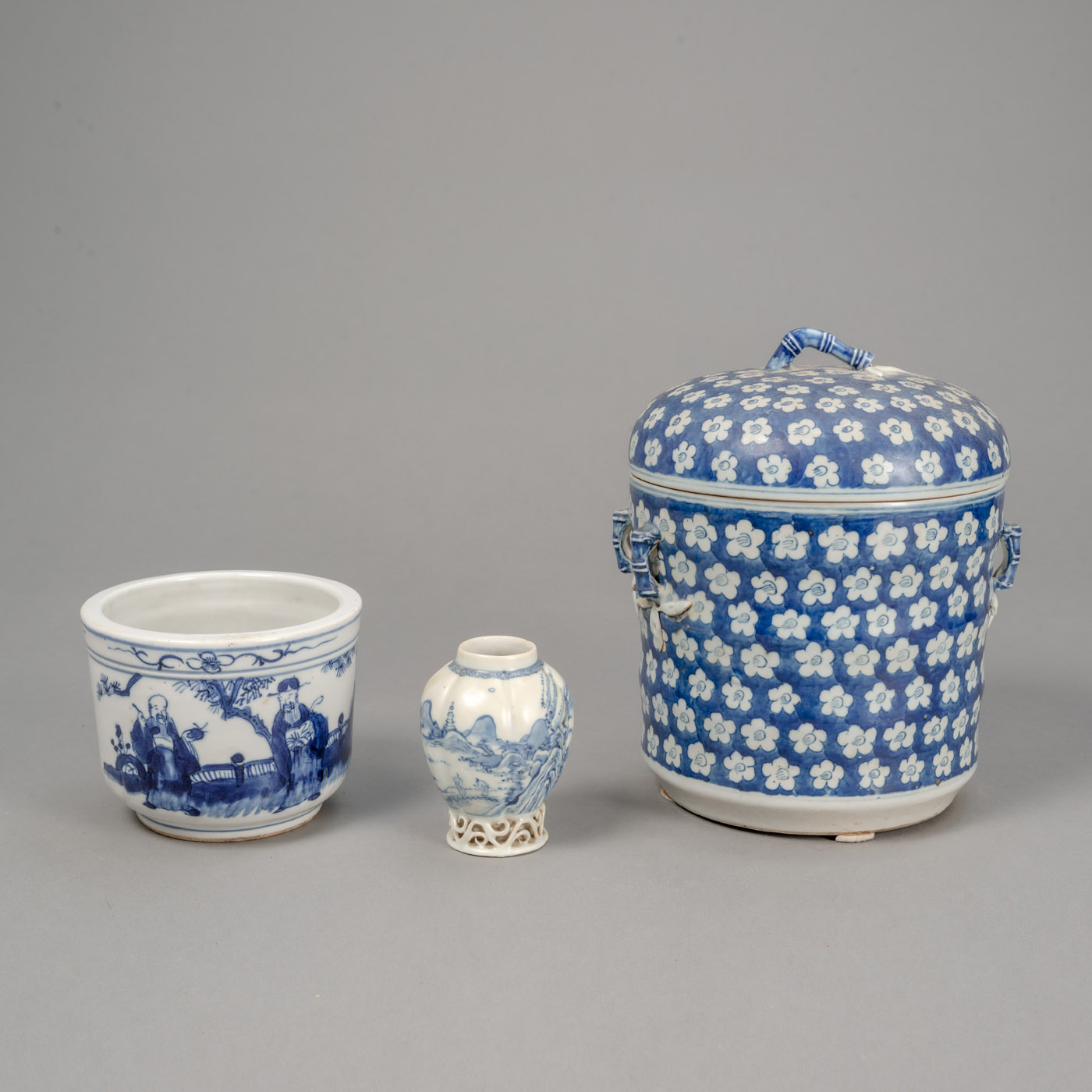 <b>Deckeldose mit Bambus- und Prunusdekor, Weihrauchbrenner und kleine Vase aus Blau-weiß-Porzellan</b>