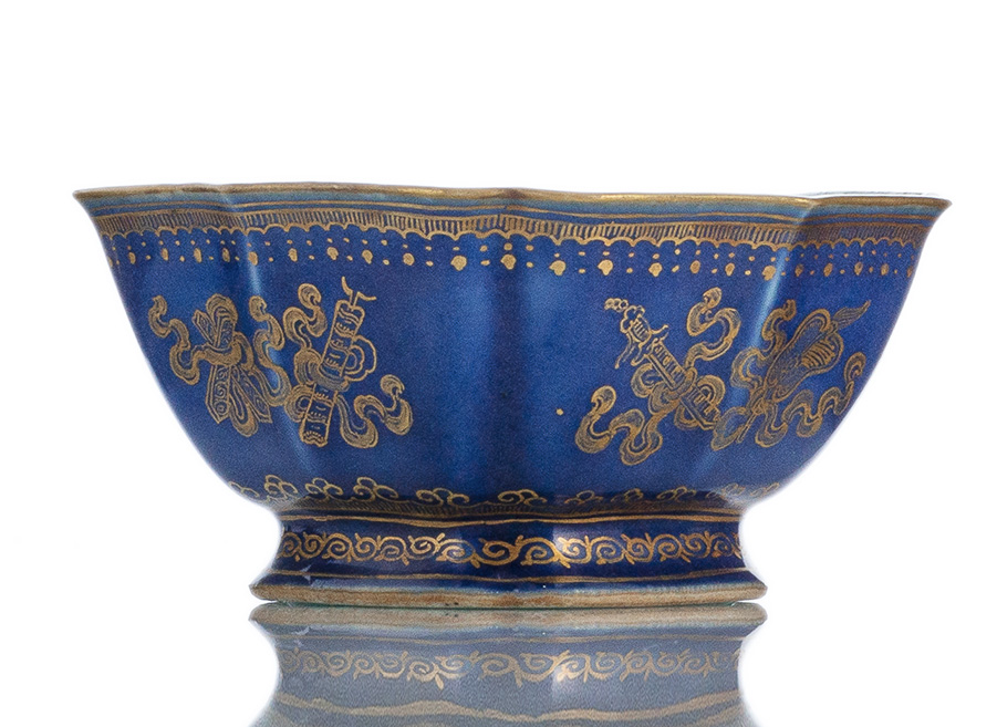 <b>Vierpassige Schale aus Porzellan mit puderblauem Fond und Goldmalerei</b>