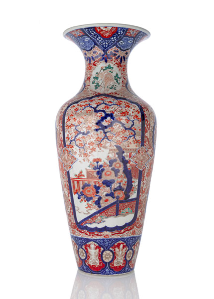 <b>Große Bodenvase aus Porzellan mit floralem Dekor in den Farben der Imari-Palette</b>