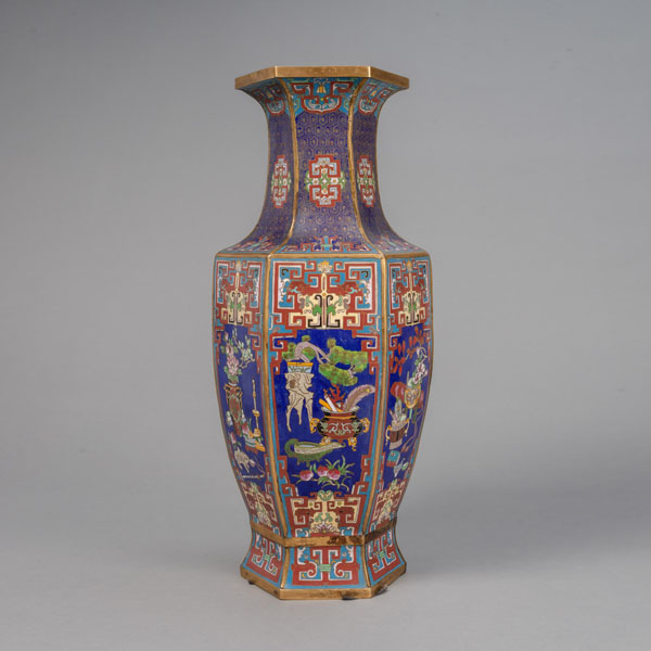 <b>Hexagonale Cloisonné-Vase mit Antiquitätendekor</b>