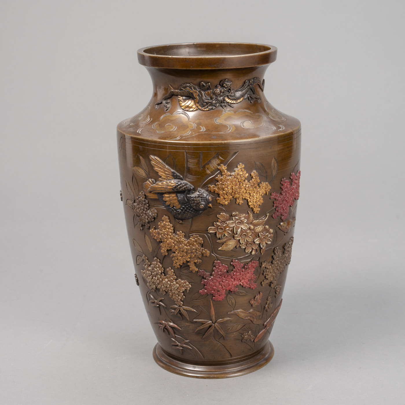 <b>Bronzevase mit Reliefdekor von Vögeln und Blumen</b>