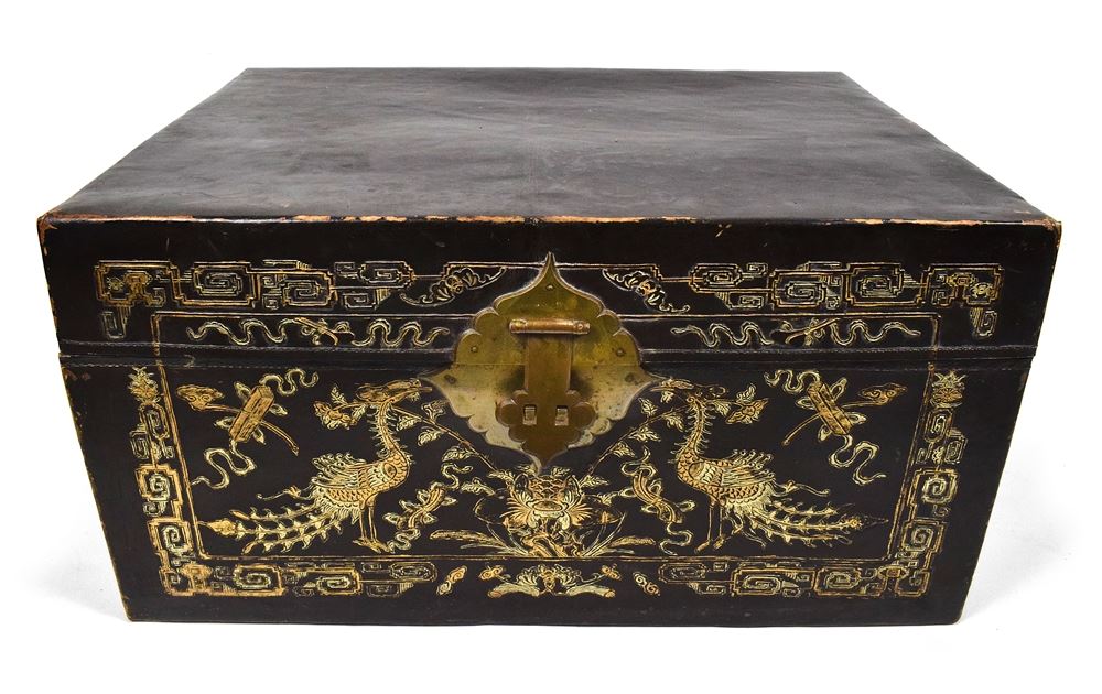 <b>A LEATHER CHEST WITH INLAID PEACOCK DECORATION</b>