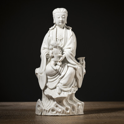 <b>Porzellanfigur des Guanyin mit Kind aus Dehua-Ware</b>