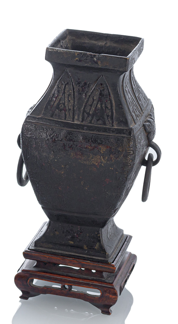 <b>Bronzevase in 'Fanghu'-Form mit Ring-Handhaben</b>