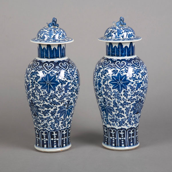 <b>A PAIR OF BLUE AND WHITE PORCELAIN VASES WITH LION-HANDLED COVERS</b>
