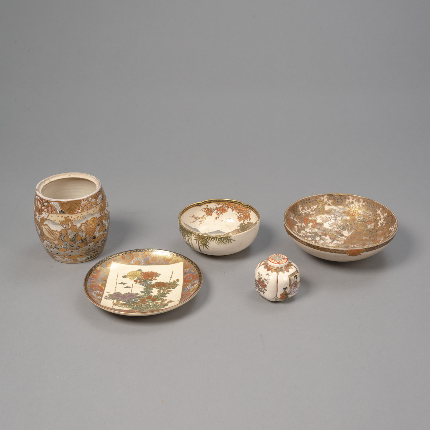 <b>FÜNF SATSUMA STONEWARE: TWO BOWLS, A DISH, A VASE AND A SMALL LIDDED VASE</b>