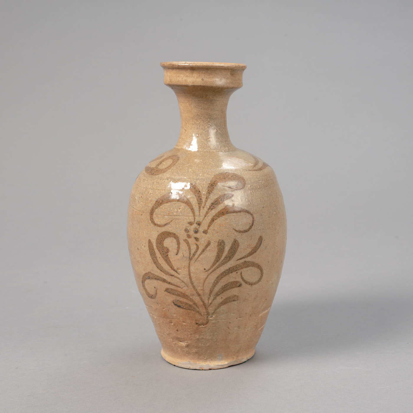 <b>Buncheong-Vase aus Steinzeug mit unter der Glasur in Eisenbraun bemaltem Blumendekor</b>