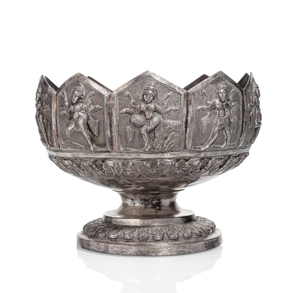 <b>A FOOTED SILVER BOWL</b>