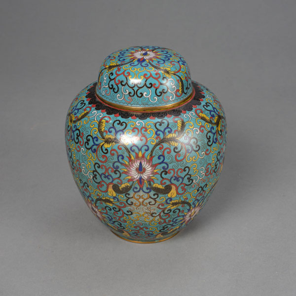 <b>Cloisonné-Deckelvase mit Lotosdekor</b>